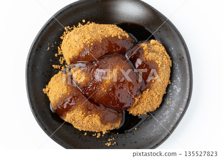 蕨菜麻糬(蕨菜澱粉餃子)配紅糖漿的特寫鏡頭 蕨菜麻糬(蕨菜澱粉餃子)配紅糖漿的特寫鏡頭 135527823