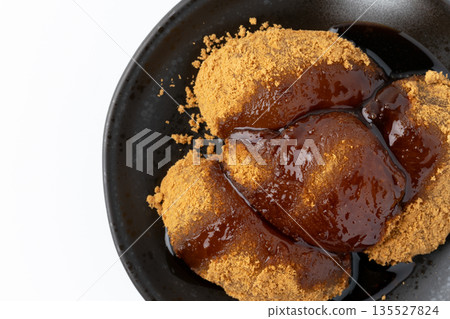Close-up of warabi mochi (bracken-starch dumplings) with brown sugar syrup 135527824