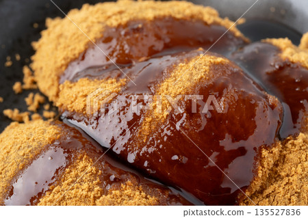 蕨菜麻糬（蕨菜澱粉餃子）配紅糖漿的特寫鏡頭 135527836