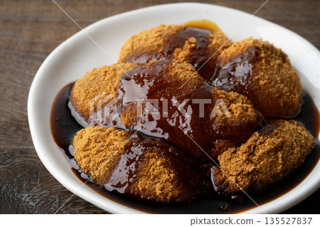 蕨菜麻糬（蕨菜澱粉餃子）配紅糖漿的特寫鏡頭 135527837