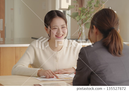 一位年輕女性，提供保險和資產配置的諮詢服務。 135527872