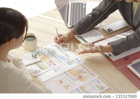 一位年輕女性，提供保險和資產配置的諮詢服務。 135527880