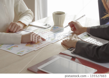 一位年輕女性，提供保險和資產配置的諮詢服務。 135527883