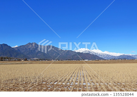從山腳下看冬季北阿爾卑斯山的臼杵立山山脈 135528044