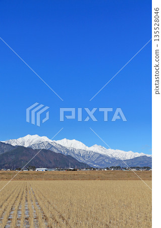 從山腳下看冬季北阿爾卑斯山的臼杵立山山脈 135528046