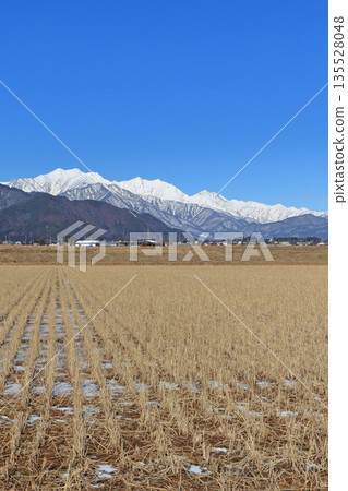 從山腳下看冬季北阿爾卑斯山的臼杵立山山脈 從山腳下看冬季北阿爾卑斯山的臼杵立山山脈 135528048