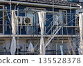 用於公寓維修工作的腳手架和固化網 135528378