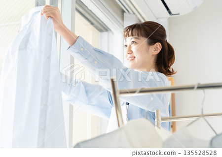 掛衣服的女人 135528528