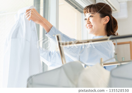 掛衣服的女人 135528530