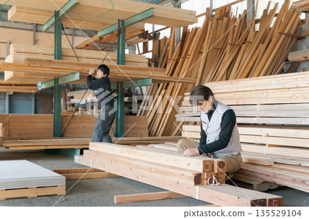 兩名男子在木材工廠工作 135529104