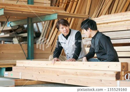 兩名男子在木材工廠工作 兩名男子在木材工廠工作 135529160