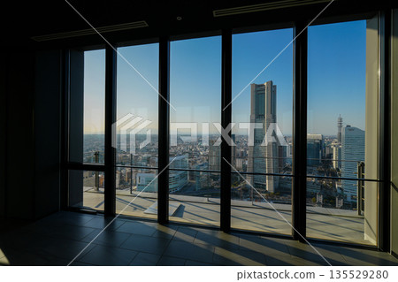 從窗戶看到的地標塔 135529280