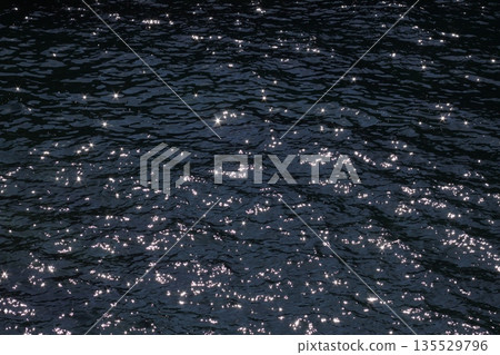海面波光粼粼 135529796