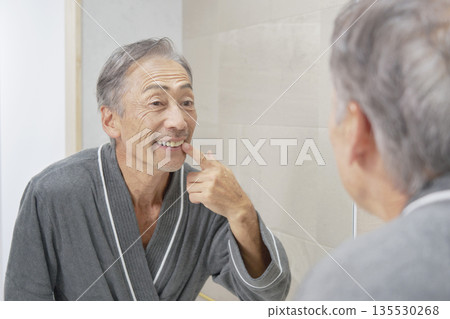 老年男性口腔護理 135530268