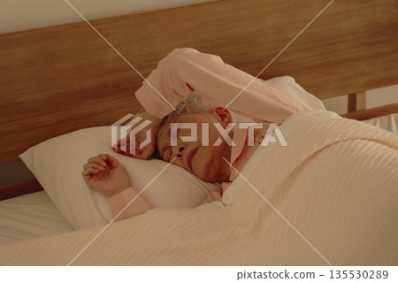 一位熟睡的老婦人在臥室裡做惡夢 135530289