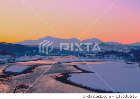 黎明時分，越後三山和信濃川沐浴在晨曦的冬日餘暉中，景色迷人。 135530610