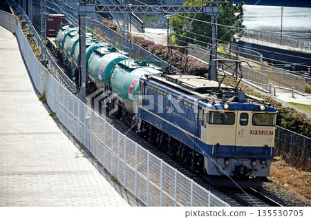東海道幹線、櫻木町-東-高島、JR 貨運、EF65-2067（新鶴見） 135530705