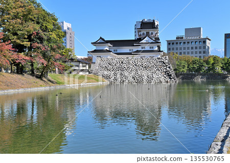越中國富山城：晴朗天氣下的城堡天守閣、護城河和石牆 135530765