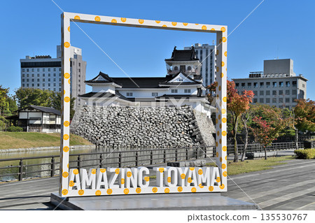 越中國富山城:晴朗天氣下的城堡天守閣、護城河和石牆 越中國富山城:晴朗天氣下的城堡天守閣、護城河和石牆 135530767