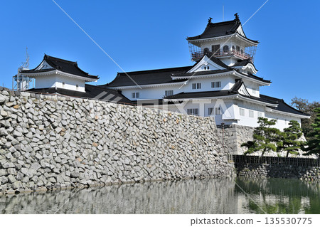 越中國富山城:晴朗天氣下的城堡天守閣、護城河和石牆 越中國富山城:晴朗天氣下的城堡天守閣、護城河和石牆 135530775