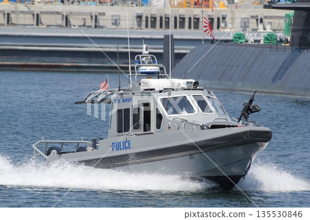 一艘巡邏艇正在美國橫須賀基地巡邏 135530846