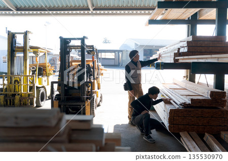在木材工廠工作的男人們 135530970