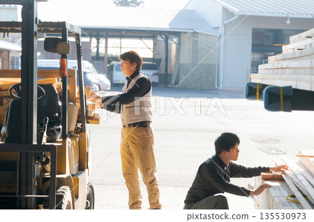 在木材工廠工作的男人們 135530973