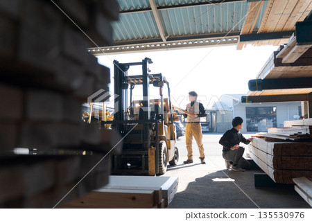 在木材工廠工作的男人們 135530976