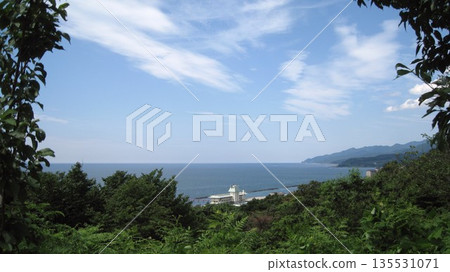 從山地公園看到的藍色大海、藍色天空和綠色植被 135531071