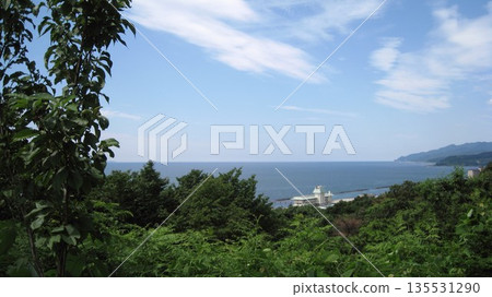 從山地公園看到的藍色大海、藍色天空和綠色植被 135531290