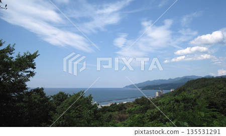 從山地公園看到的藍色大海、藍色天空和綠色植被 135531291