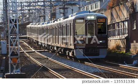 從阪急山本站出發，開往大阪梅田的特快列車。 135531336