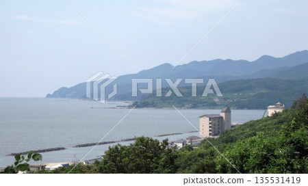 The blue sea, blue sky, and mountains seen from the park 135531419