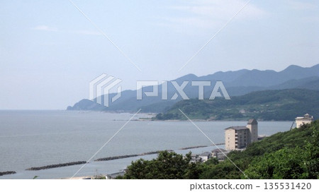The blue sea, blue sky, and mountains seen from the park 135531420