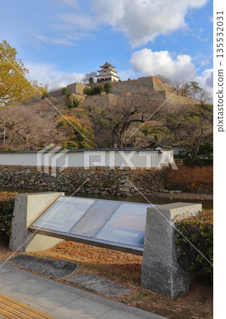 The main keep and guide sign seen from outside the inner moat of Marugame Castle (Marugame City, Kagawa Prefecture) 135532031