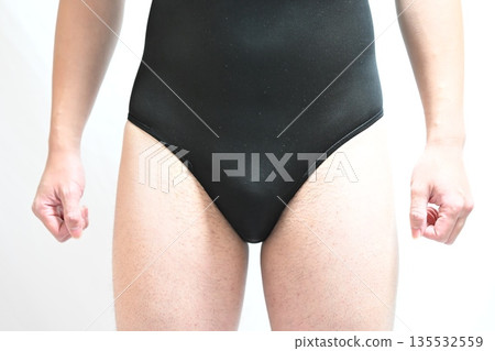 身著競技泳裝的男子 身著競技泳裝的男子 135532559