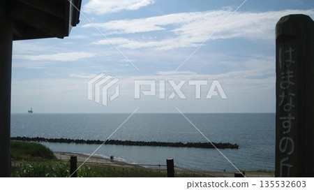 一座俯瞰大海、藍天和油田的小山。 135532603