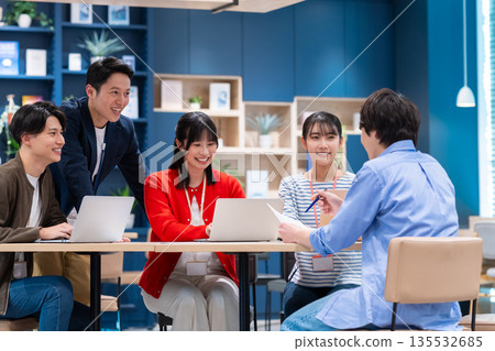 工程師們在辦公室開會 工程師們在辦公室開會 135532685