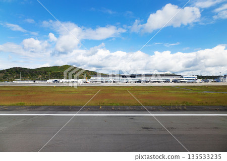 從客機內部看到的廣島機場 135533235