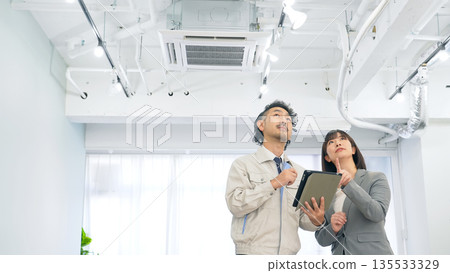 工作人員正在檢查辦公設備 工作人員正在檢查辦公設備 135533329