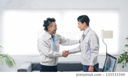 一群工人在辦公室握手 135533340