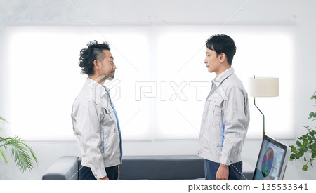 一群工人在辦公室裡面對面站著 135533341