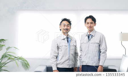 一群工人在辦公室站著 135533345
