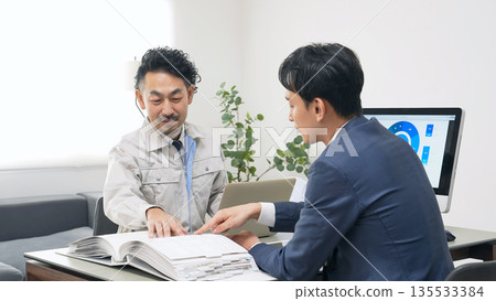 一群商務人士和工人在辦公室開會 135533384