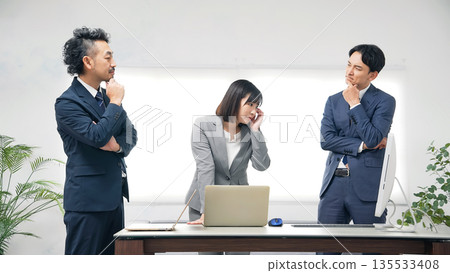 一群在辦公室憂心忡忡的商務人士 135533408