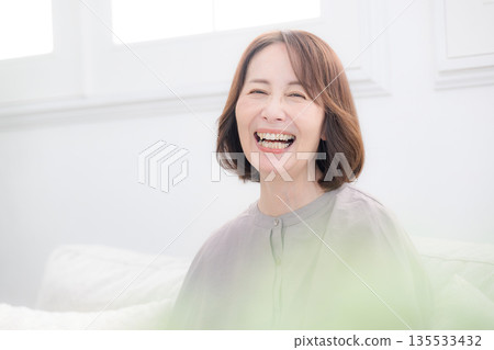 一位面帶微笑的老婦人,笑容中帶著一絲釋然,“我會盡力應對更年期的!” 特寫鏡頭 一位面帶微笑的老婦人,笑容中帶著一絲釋然,“我會盡力應對更年期的!” 特寫鏡頭 135533432