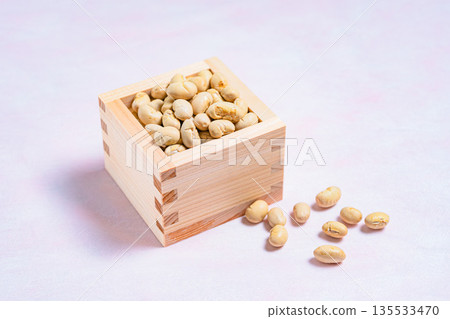 Setsubun beans in a wooden box Image material of lucky beans and bean throwing 135533470