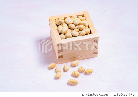 Setsubun beans in a wooden box Image material of lucky beans and bean throwing 135533473