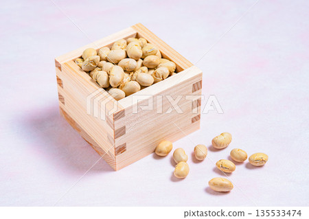 Setsubun beans in a wooden box Image material of lucky beans and bean throwing Setsubun beans in a wooden box Image material of lucky beans and bean throwing 135533474