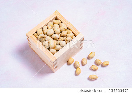 Setsubun beans in a wooden box Image material of lucky beans and bean throwing Setsubun beans in a wooden box Image material of lucky beans and bean throwing 135533475